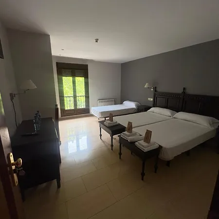 Hotel Restaurante Ribera Del Chicu 3*